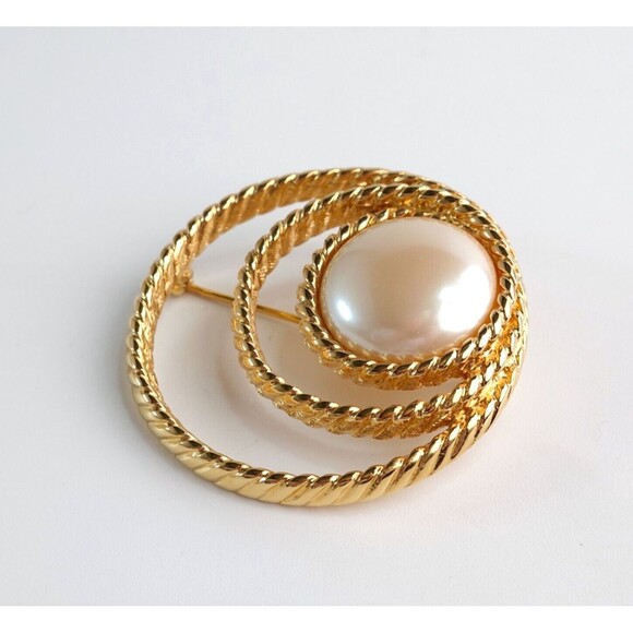 VTG Monet Brooch Gold Tone Circular with Faux Pearl Pin - Picture 5 of 9